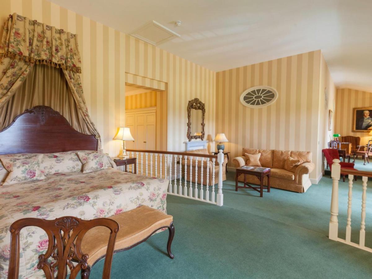 Luton Hoo Hotel, Golf And Spa Ngoại thất bức ảnh A suite at the hotel