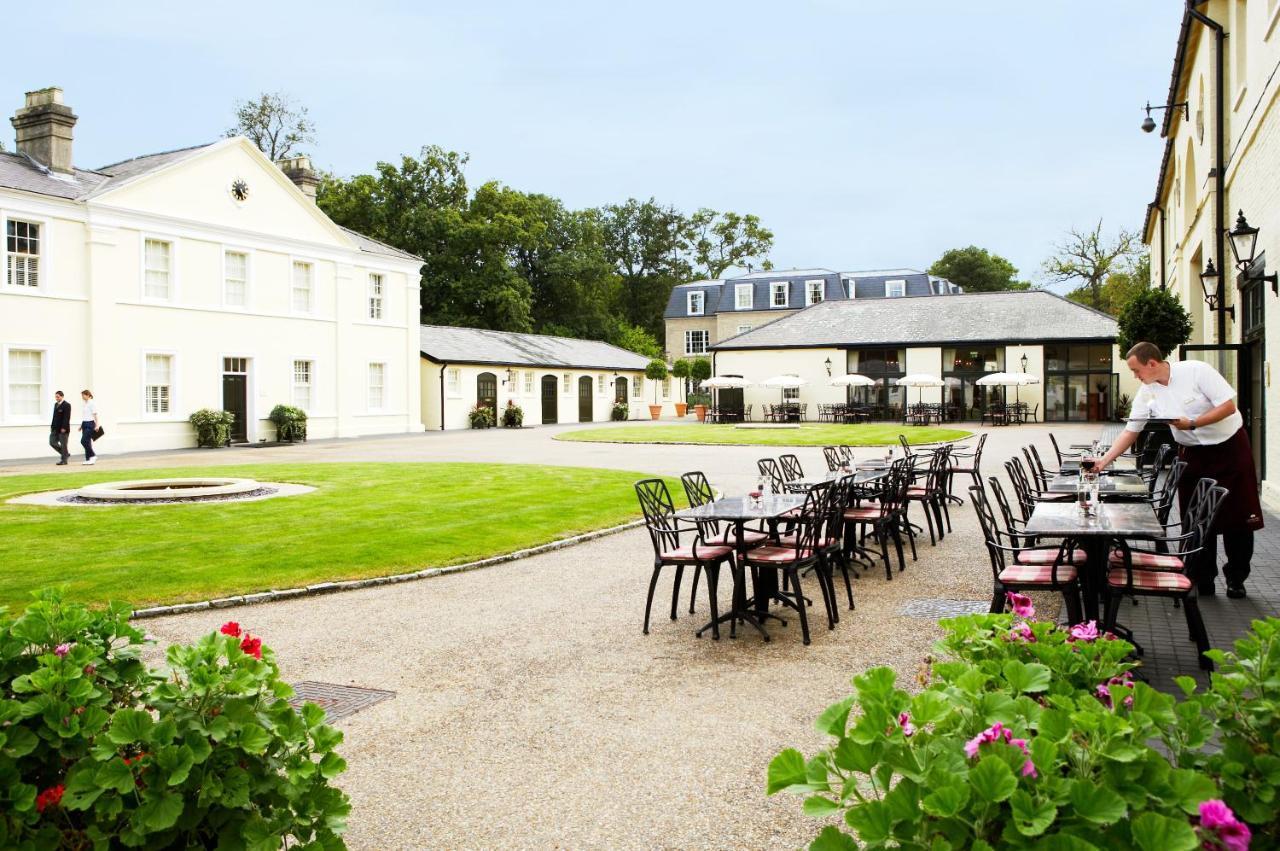 Luton Hoo Hotel, Golf And Spa Ngoại thất bức ảnh The courtyard at the hotel