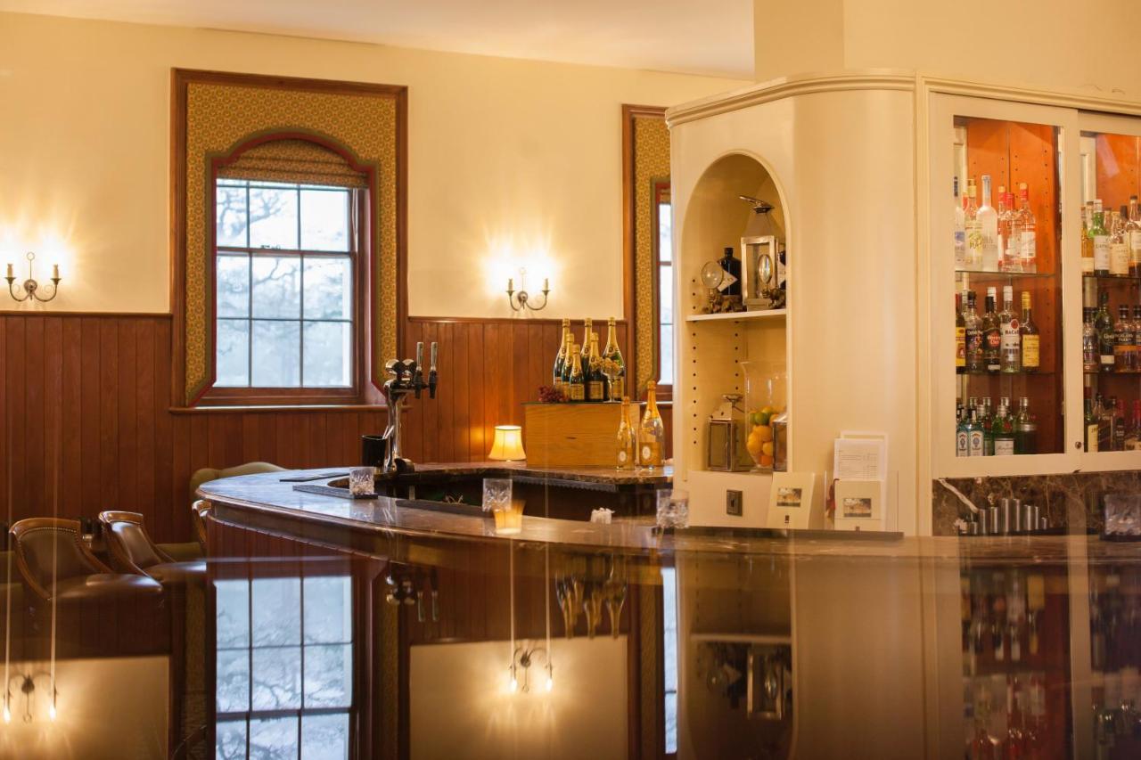Luton Hoo Hotel, Golf And Spa Ngoại thất bức ảnh The bar at the 1906 Club
