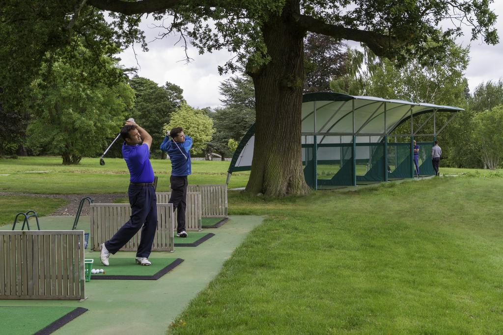 Luton Hoo Hotel, Golf And Spa Ngoại thất bức ảnh Golfers at the driving range