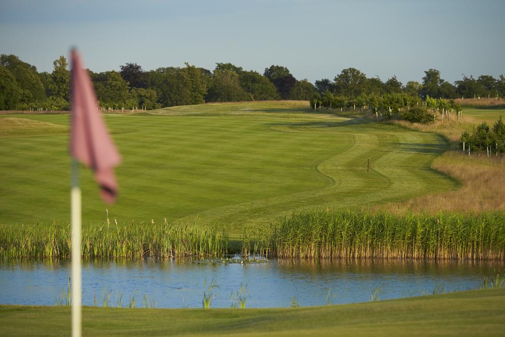 Luton Hoo Hotel, Golf And Spa Ngoại thất bức ảnh The 18th green at the 2011 Women's British Open