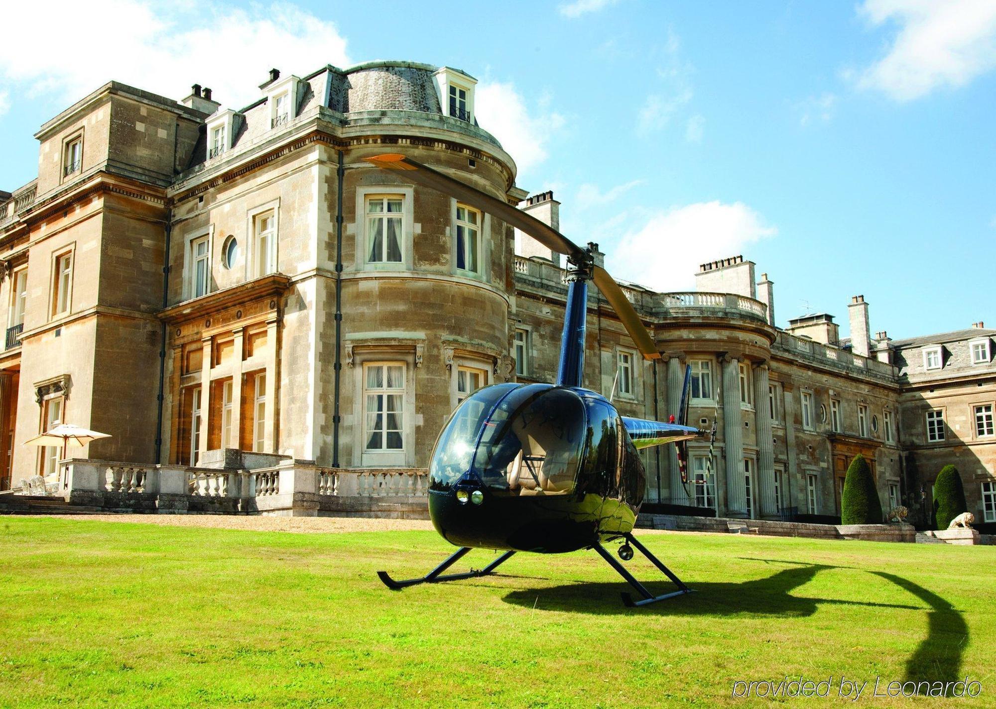 Luton Hoo Hotel, Golf And Spa Tiện nghi bức ảnh The helicopter landing at the hotel
