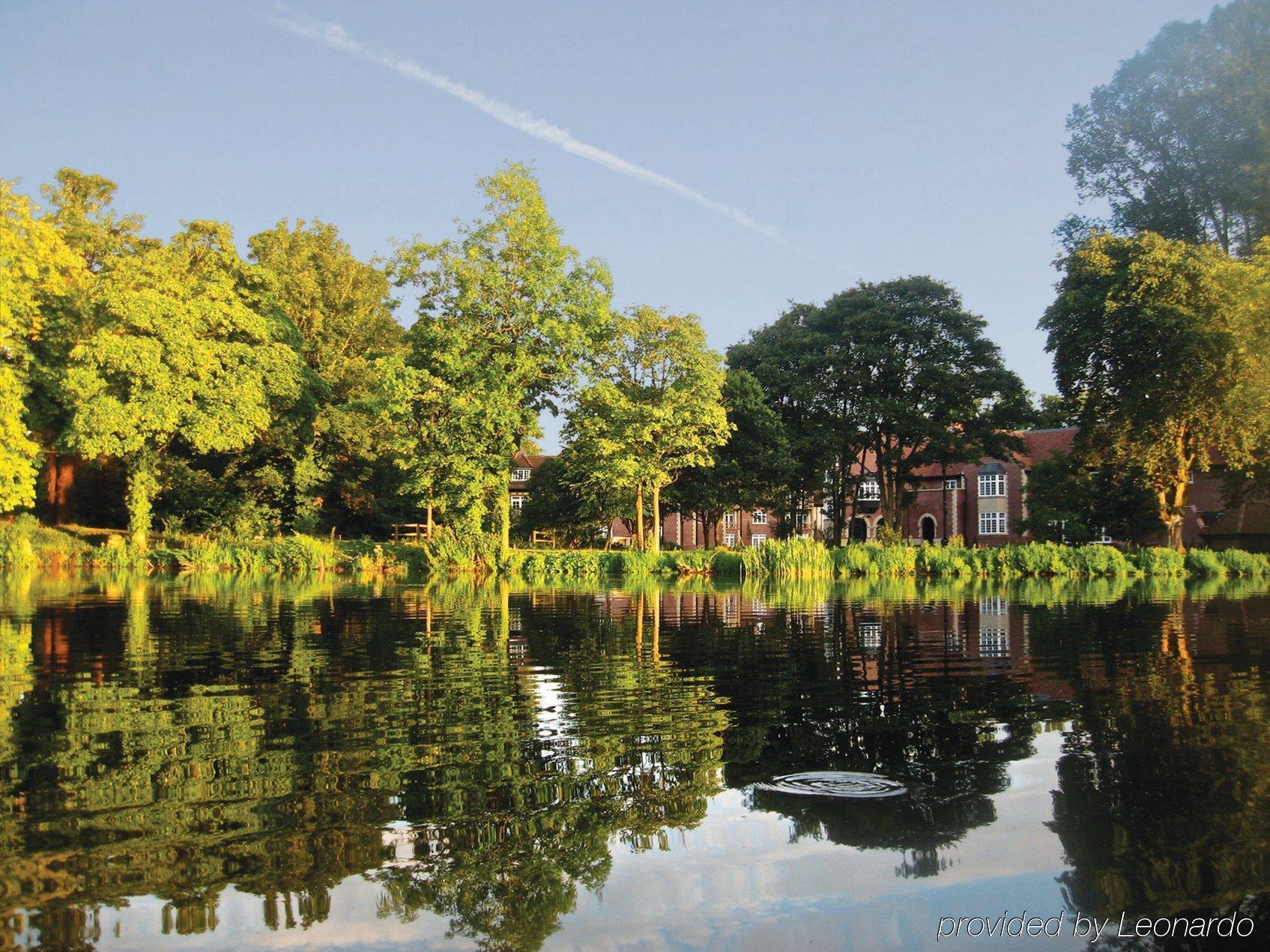 Luton Hoo Hotel, Golf And Spa Tiện nghi bức ảnh The lake in the town park