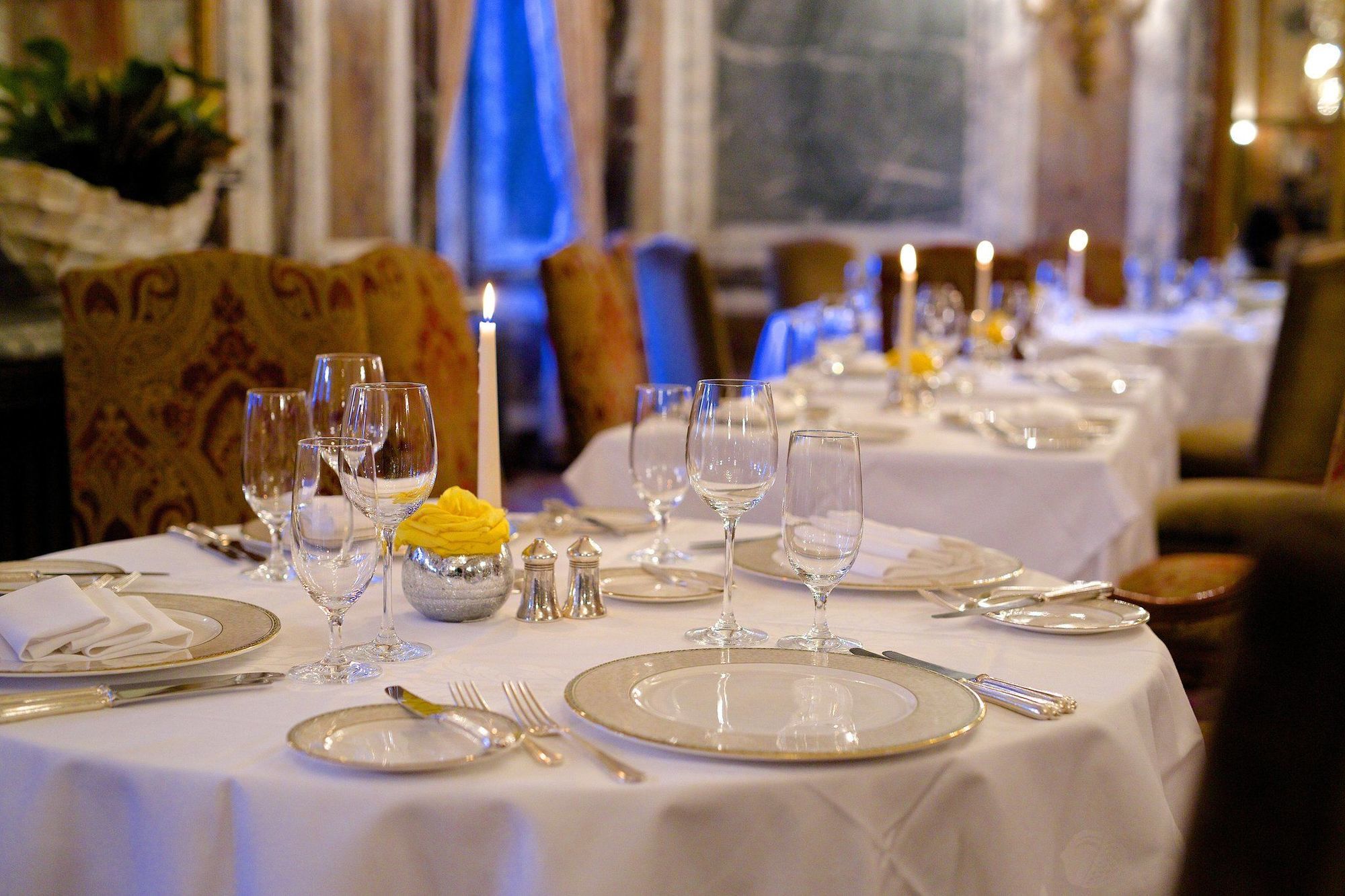 Luton Hoo Hotel, Golf And Spa Nhà hàng bức ảnh A table set for fine dining