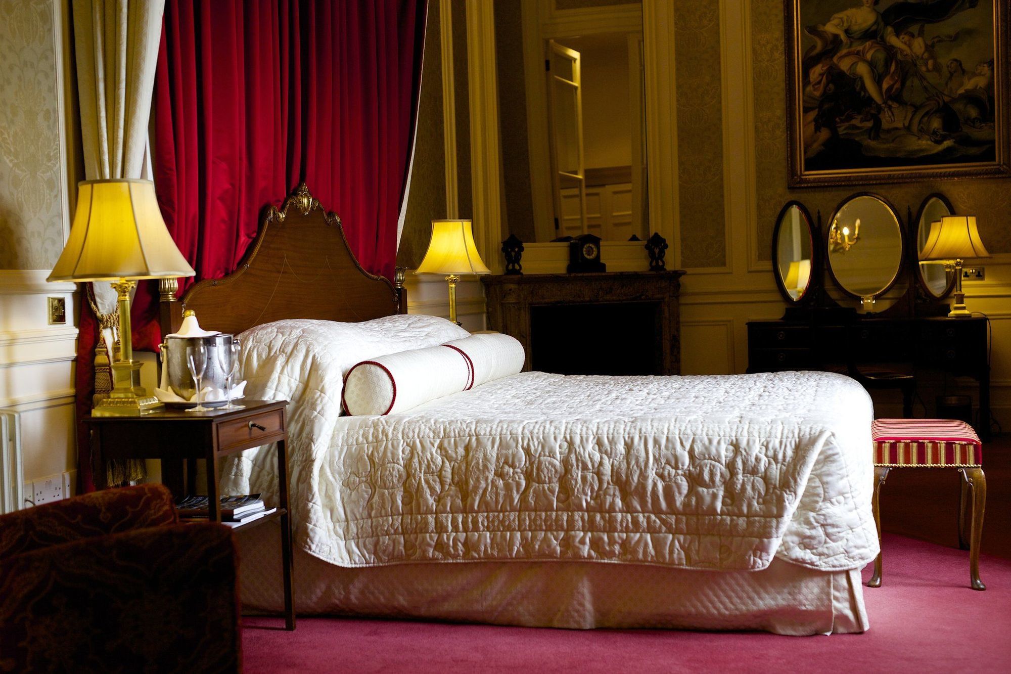 Luton Hoo Hotel, Golf And Spa Ngoại thất bức ảnh The bedroom of the Prince of Wales at Buckingham Palace