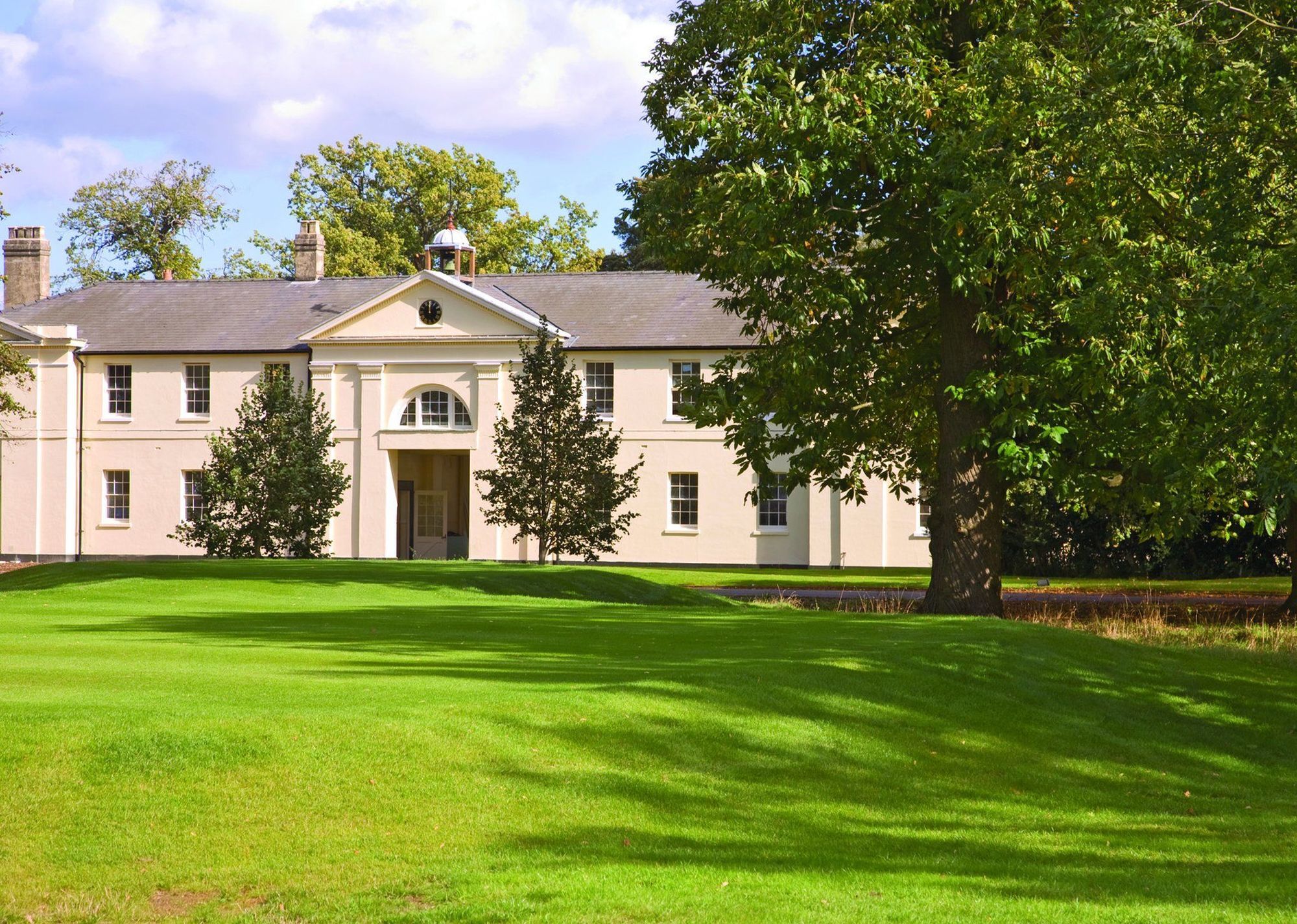 Luton Hoo Hotel, Golf And Spa Ngoại thất bức ảnh The former stable courtyard