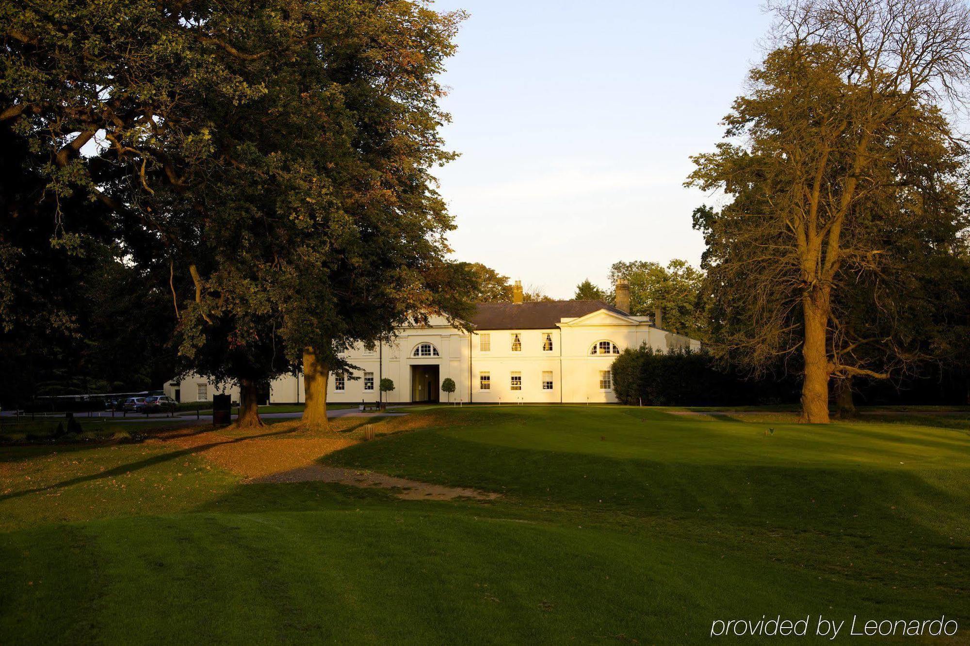 Luton Hoo Hotel, Golf And Spa Ngoại thất bức ảnh The former stable block at the rear of the house