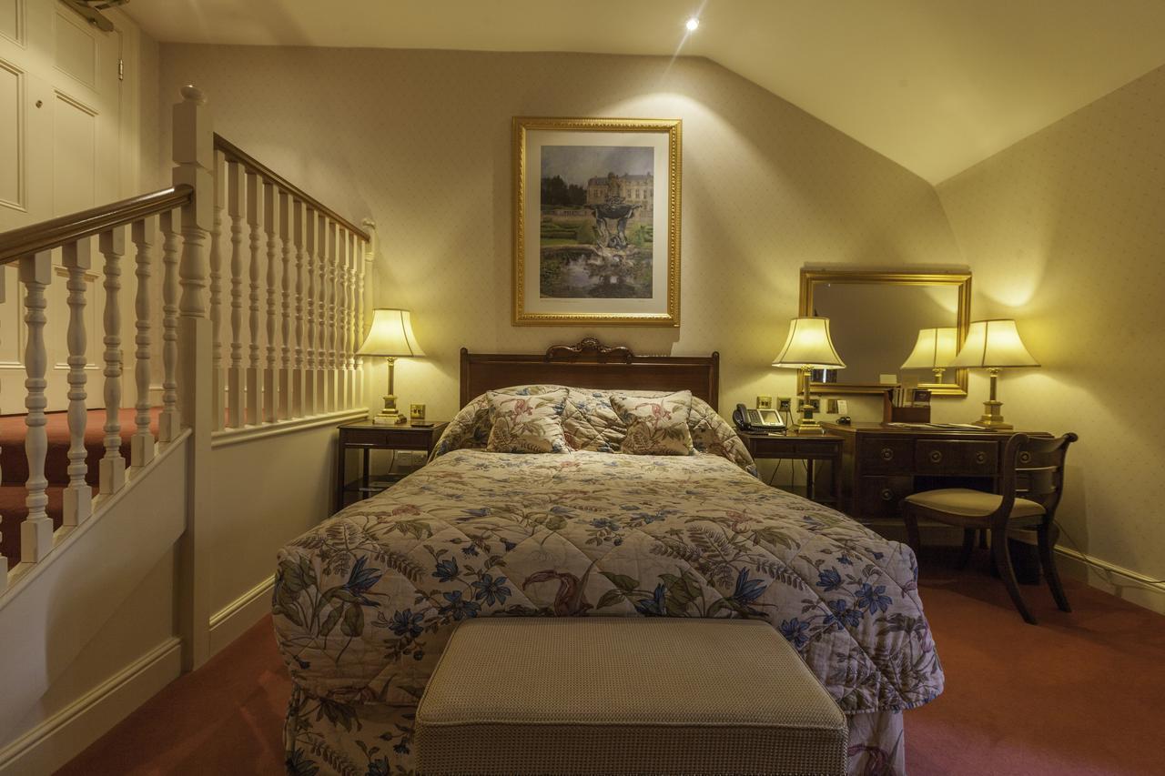 Luton Hoo Hotel, Golf And Spa Ngoại thất bức ảnh A bedroom at the hotel